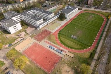 Spor Alanları ve Kentsel Manzaralı Okul Kompleksi - Hava Görünümü.