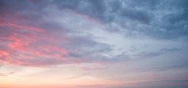 Gün batımında Pembe Bulutlar: Gökyüzü Güzelliği.