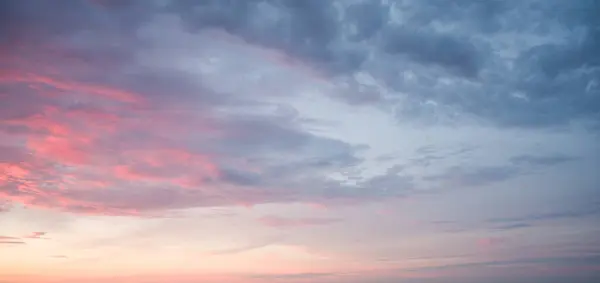 Gün batımında Pembe Bulutlar: Gökyüzü Güzelliği.