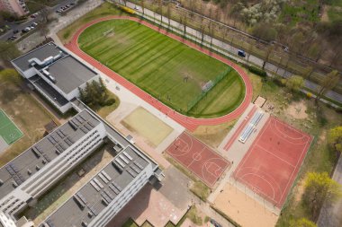 Spor Alanları ve Kentsel Manzaralı Okul Kompleksi - Hava Görünümü.