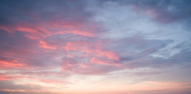 Gün batımında Pembe Bulutlar: Gökyüzü Güzelliği.
