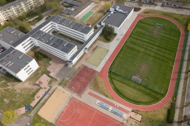 Spor Alanları ve Kentsel Manzaralı Okul Kompleksi - Hava Görünümü.