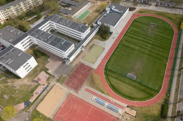 Spor Alanları ve Kentsel Manzaralı Okul Kompleksi - Hava Görünümü.