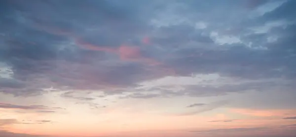 İnce Günbatımı Gökyüzü: Pastel Bulutları.