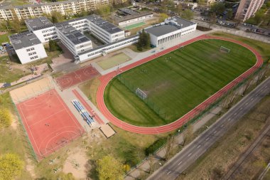 Spor Alanları ve Kentsel Manzaralı Okul Kompleksi - Hava Görünümü.