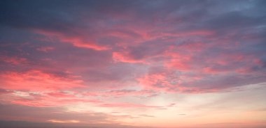 Gün batımında Pembe Bulutlar: Gökyüzü Güzelliği.