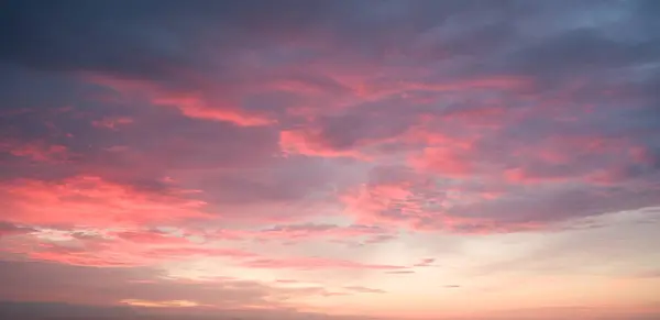 Gün batımında Pembe Bulutlar: Gökyüzü Güzelliği.