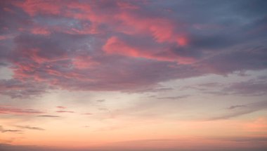 Gün batımında Pembe Bulutlar: Gökyüzü Güzelliği.