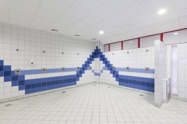 Havuz Duşu Alanı: Aquapark 'ta Modern Tasarım.