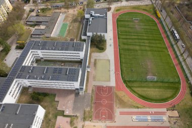 Spor Alanları ve Kentsel Manzaralı Okul Kompleksi - Hava Görünümü.