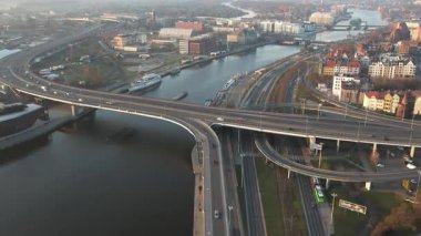 Szczecin 'in Ulaşım Ağı: Köprüler ve Nehrin Hava Görüntüsü.
