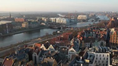 Szczecin Eski Şehir Çatıları: Nehirle Şehir Manzarası.