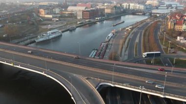 Szczecin 'in Ulaşım Ağı: Köprüler ve Nehrin Hava Görüntüsü.