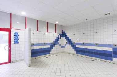 Havuz Duşu Alanı: Aquapark 'ta Modern Tasarım.