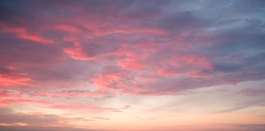 Gün batımında Pembe Bulutlar: Gökyüzü Güzelliği.