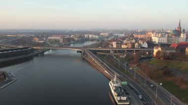 Szczecin Şehri: Nehir, Köprüler ve Eski Şehrin Hava Görüntüsü.