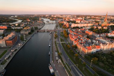 Szczecin Cityscape: Nehir, Köprüler ve Eski Şehir Havadan Görünümü. Szczecin Polonya.