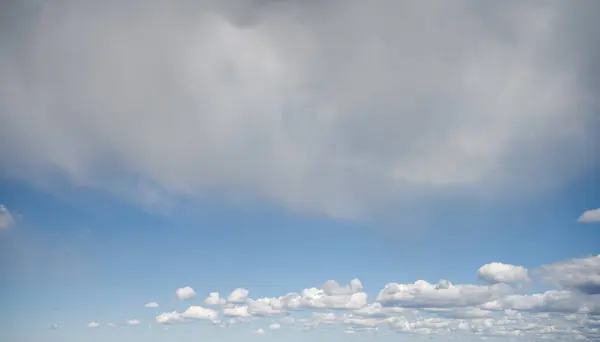 Bulutlu Gökyüzü: Mavi ve Beyaz Bulut.