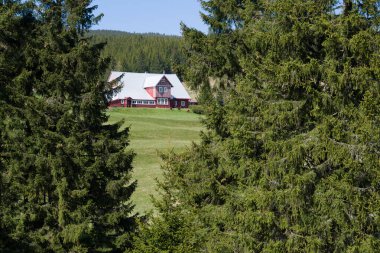 Dağ manzaralı bir kulübe..