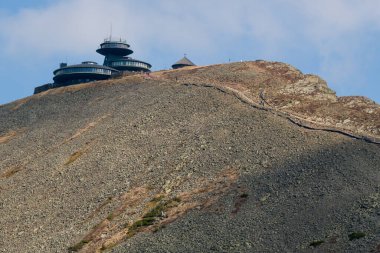 Polonya 'daki Karkonosze Ulusal Parkı' ndaki Sniezka zirvesi ve kendine özgü gözlemevi binalarının yakın görüntüsü.