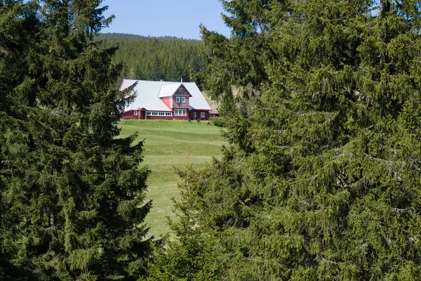 Dağ manzaralı bir kulübe..