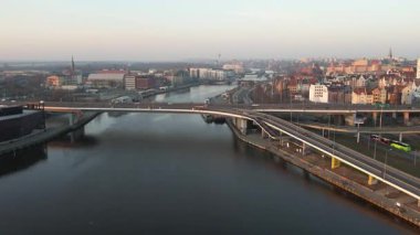 Szczecin Şehri: Nehir, Köprüler ve Eski Şehrin Hava Görüntüsü.