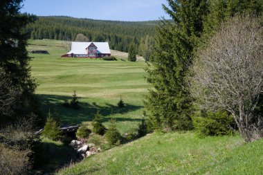 Dağ manzaralı bir kulübe..