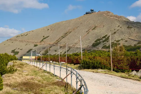 Zirveye çıkan yolu izle, güzel açık gökyüzü günü.