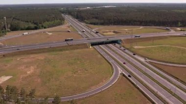 Ormanda Trafiğin Akışıyla Otoyol Kesişiminin Hava Görünümü