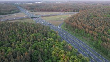 Günbatımında Ormandaki Otoyol Kavşağının Hava Görüntüsü