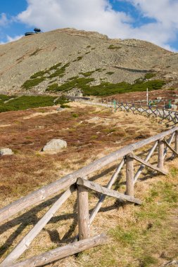 Zirveye çıkan yolu izle, güzel açık gökyüzü günü.
