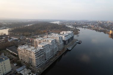 Odra nehri yakınlarındaki Yeni Geliştirme ve Modern Apartmanlar. Szczecin Polonya.