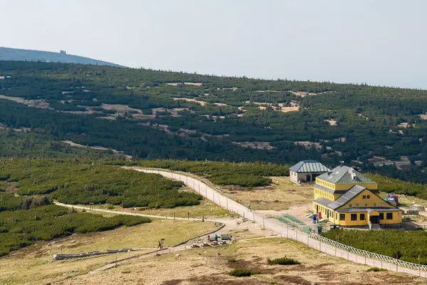 Polonya 'daki Karkonosze Ulusal Parkı' ndaki Dom Slaski dağ sığınağını çevreleyen manzara.