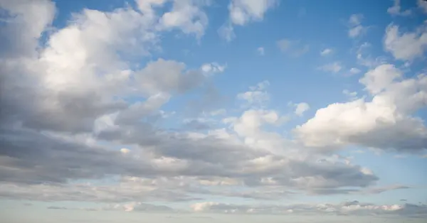 Bulutlu Gökyüzü: Mavi ve Beyaz Bulut.