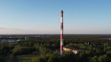 Sunset 'te Uzun Baca ve Orman ile Endüstriyel Enerji Santralinin Hava Görüntüsü