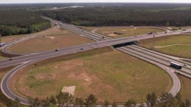 Ormanda Trafiğin Akışıyla Otoyol Kesişiminin Hava Görünümü