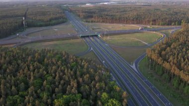 Günbatımında Ormandaki Otoyol Kavşağının Hava Görüntüsü
