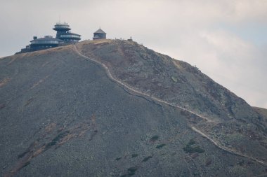 Polonya 'daki Karkonosze Ulusal Parkı' ndaki Sniezka zirvesi ve kendine özgü gözlemevi binalarının yakın görüntüsü.