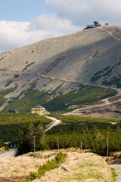 Sniezka tepesi manzarası ve dolambaçlı dağ yolu ile Dom Slaski dağ sığınağı, Karkonosze Ulusal Parkı, Polonya.