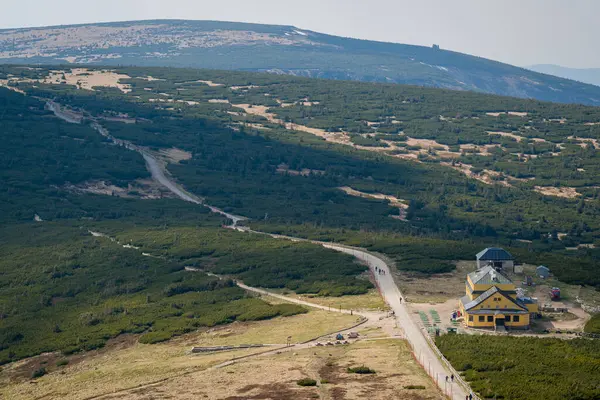 Polonya 'daki Karkonosze Ulusal Parkı' ndaki Dom Slaski dağ sığınağını çevreleyen manzara.