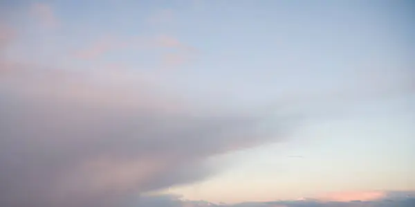 Bulutlu Yumuşak Pastel Gökyüzü