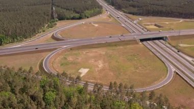 Ormanda Trafiğin Akışıyla Otoyol Kesişiminin Hava Görünümü