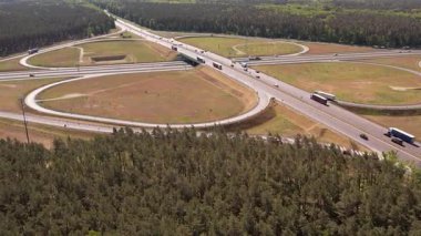 Ormanda Trafiğin Akışıyla Otoyol Kesişiminin Hava Görünümü