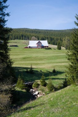 Dağ manzaralı bir kulübe..