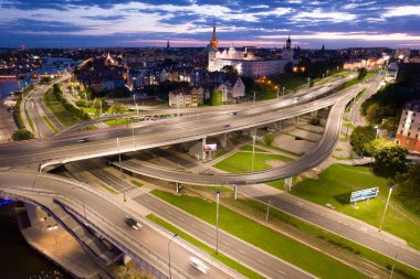 Gece Szczecin: Şehir ve Otoyollar 'ın Havadan Görünümü. Szczecin Polonya.