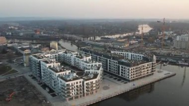 Modern Waterfront Residential Complex 'in havadan görüntüsü. Szczecin, Polonya.