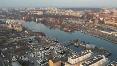 Odra Nehri kıyısındaki otobüs depolama terminali ile Szczecin Limanı 'nın hava görüntüsü
