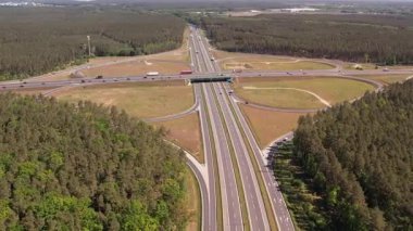 Ormanda Trafiğin Akışıyla Otoyol Kesişiminin Hava Görünümü