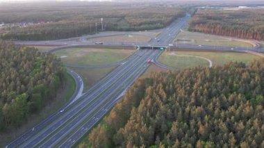 Günbatımında Ormandaki Otoyol Kavşağının Hava Görüntüsü