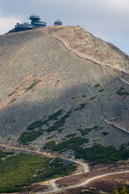 Polonya 'daki Karkonosze Ulusal Parkı' ndaki Sniezka zirvesi ve kendine özgü gözlemevi binalarının yakın görüntüsü.